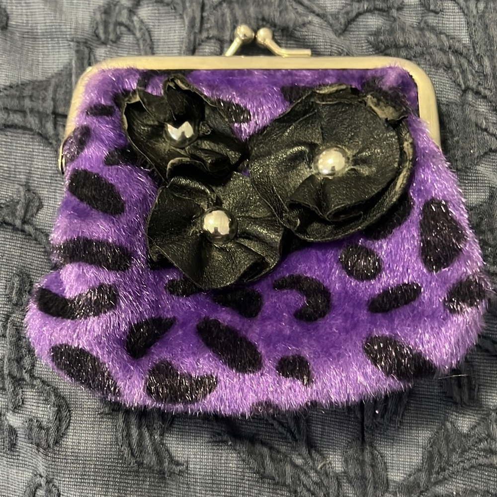 ⚠️ 5/25$ Fuzzy kiss lock change purse w/ animal print/faux leather flowers